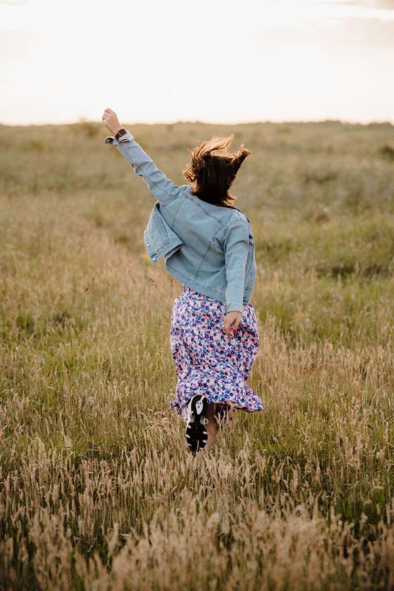 Selina springt in den Dünen